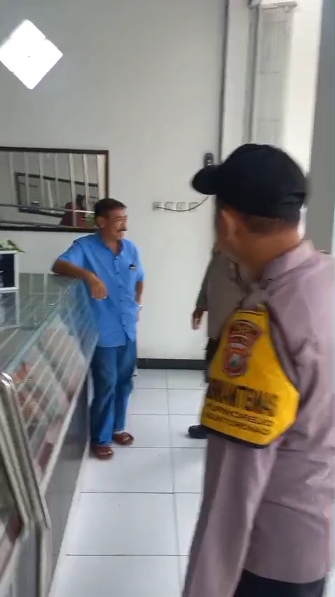 MEWUJUDKAN KAMTIBMAS AMAN DAN KONDUSIF DI WILAYAH HUKUM POLSEK NGUNTORONADI PERSONIL PATROLI DI OBJEK VITAL TOKO EMAS LEO DAN BANK BRI UNIT KENONGOMULYO KEC.NGUNTORONADI