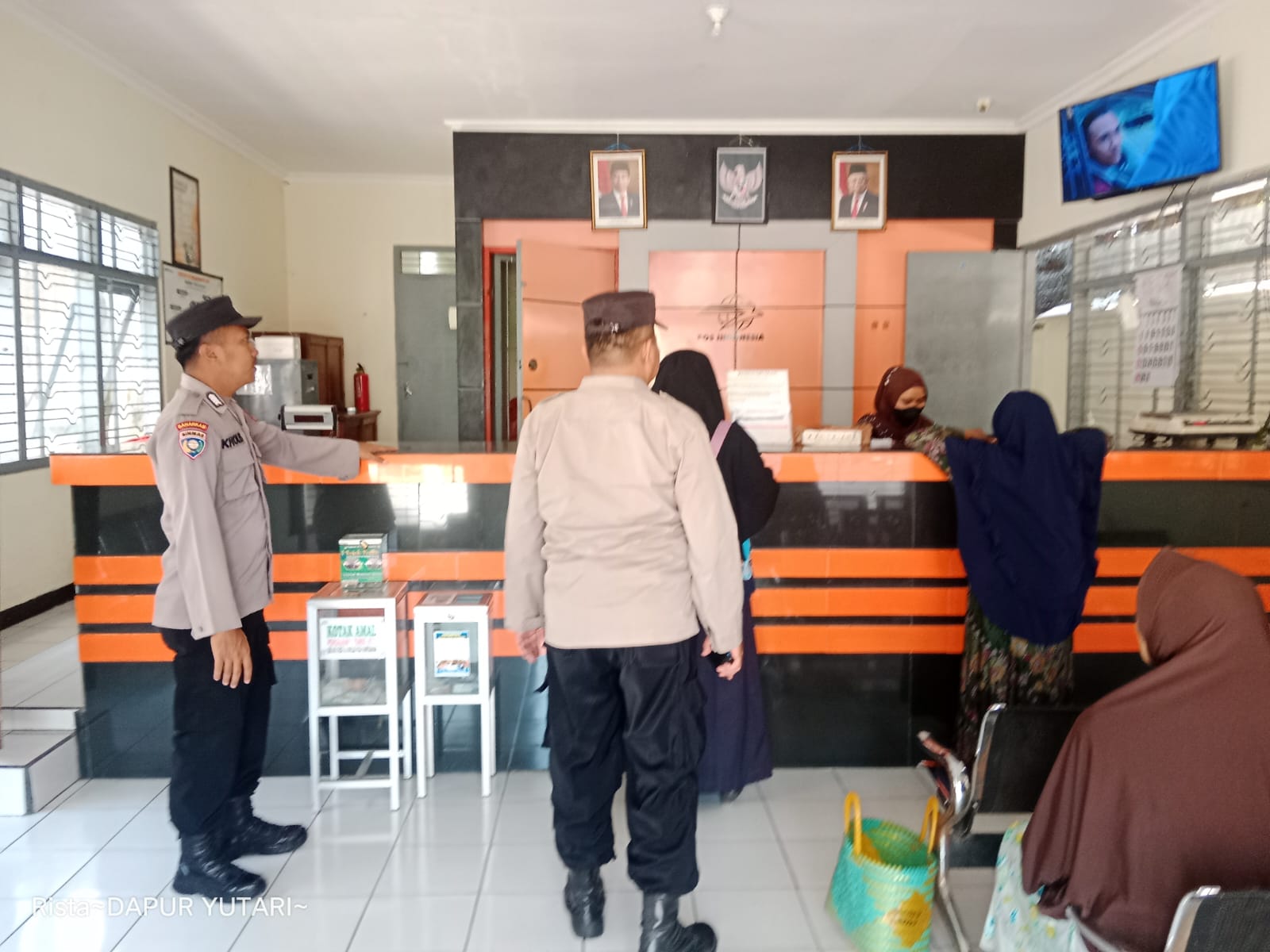Polsek Kawedanan melaksanakan patroli obyek vital di Kantor Pos Kawedanan guna mengantisipasi gangguan kamtibmas.