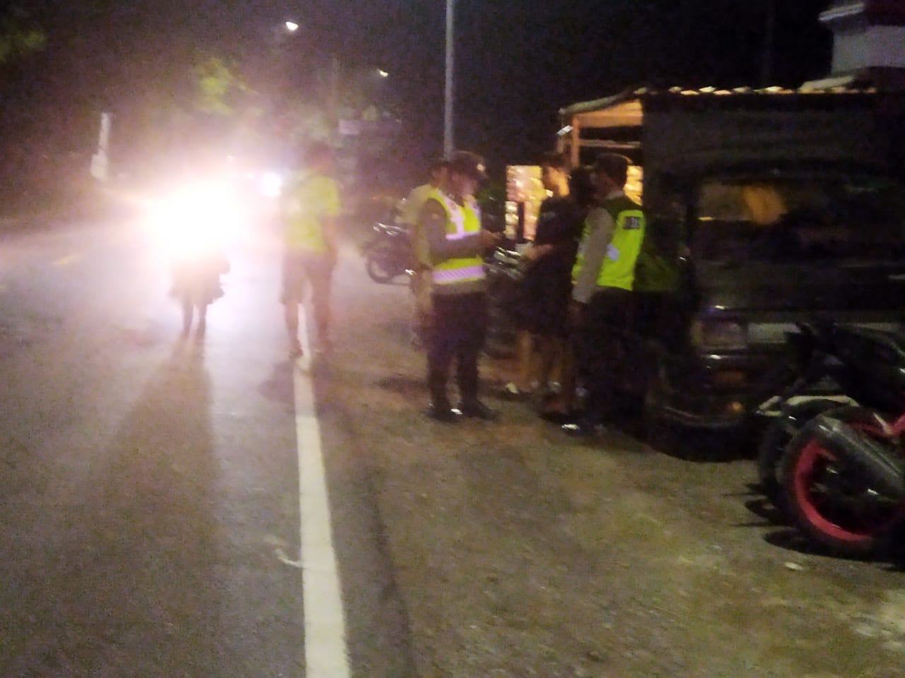 Patroli Dialogis Polsek Kartoharjo Imbau Penjual Angkringan di Jalan Raya Bayemtaman Waspada Laka Lantas
