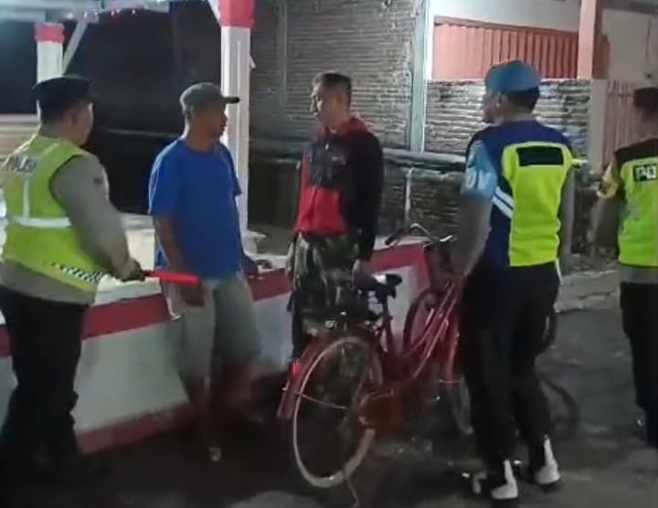 Patroli Dialogis, Pawas Polsek Maospati Sampaikan Imbauan Kamtibmas di Poskamling