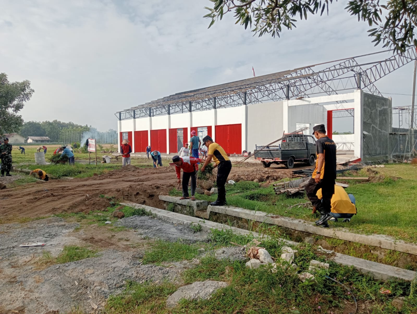 Dalam rangka meningkatkan sinergitas lintas sektor, Polsek Sukomoro Polres Magetan bersama Koramil Sukomoro melaksanakan kegiatan kerja bakti di KDMP Desa Pojoksari