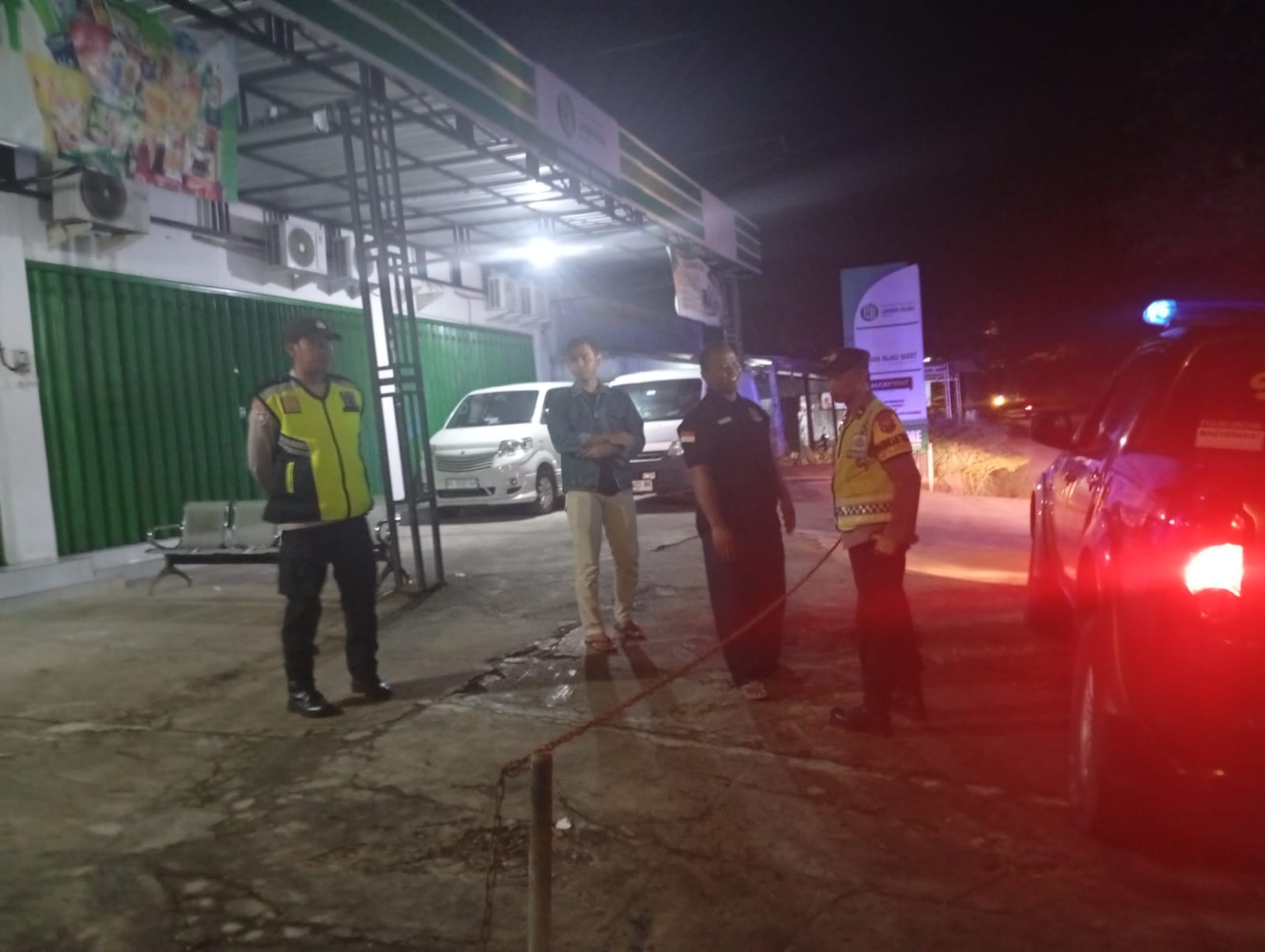 Patroli Dialogis Polsek Kartoharjo Sampaikan Pesan Kamtibmas di Pertokoan Lahan Hijau