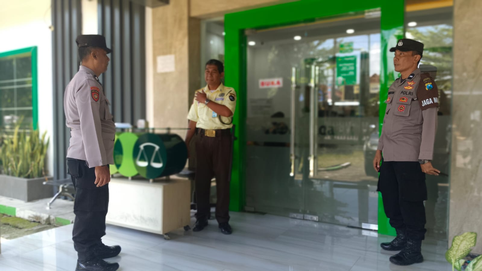 Guna menciptakan situasi kamtibmas yang aman dan kondusif di wilayah Kecamatan Barat, Polsek Barat melaksanakan patroli di obyek vital Pegadaian.