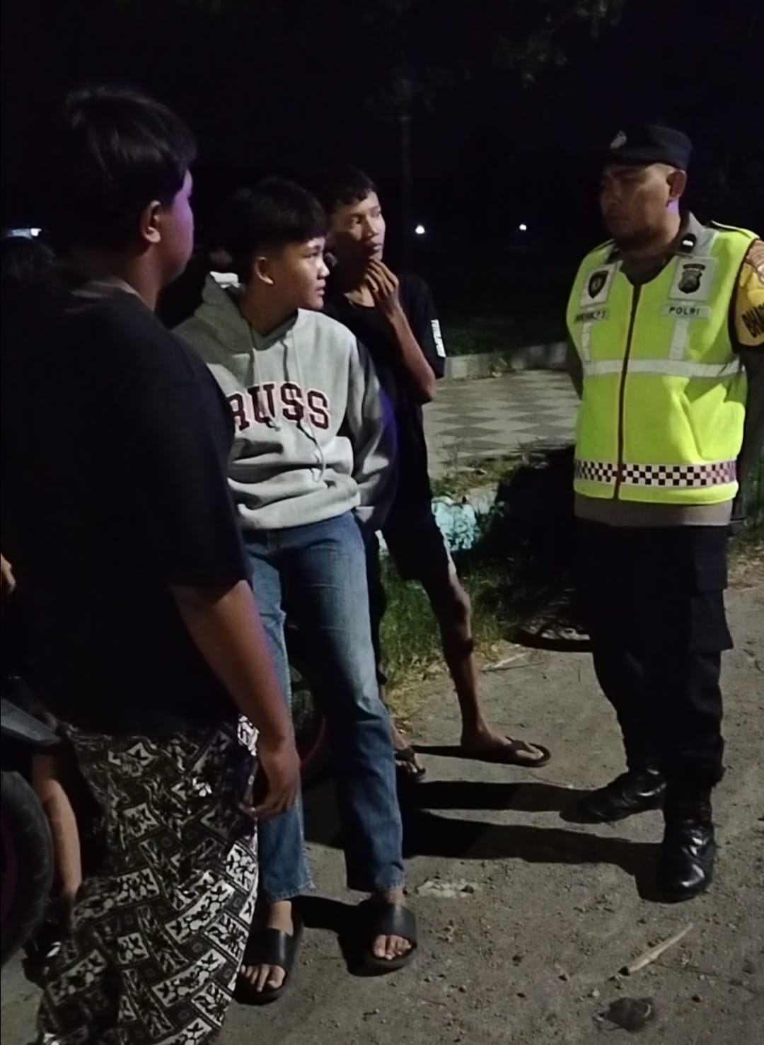 Petugas Polsek Kartoharjo Magetan Laksanakan Patroli Dialogis di Tugu Perbatasan Magetan–Ngawi, Imbau Warga Hindari Balap Liar