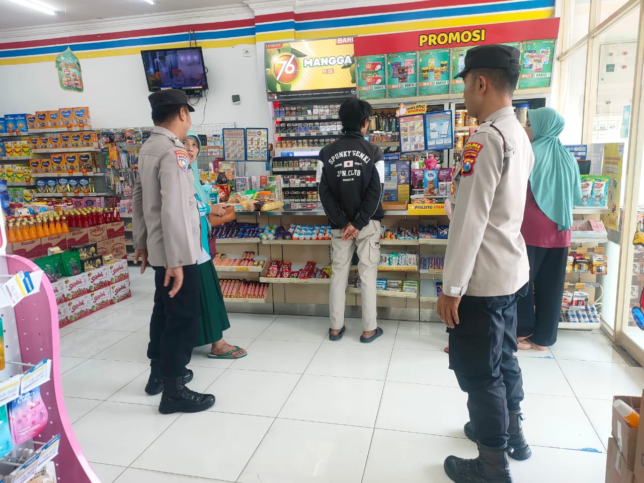 Polsek Kawedanan melaksanakan patroli rutin di kawasan pertokoan sebagai upaya pencegahan tindak pidana dan menjaga situasi kamtibmas tetap aman dan kondusif.