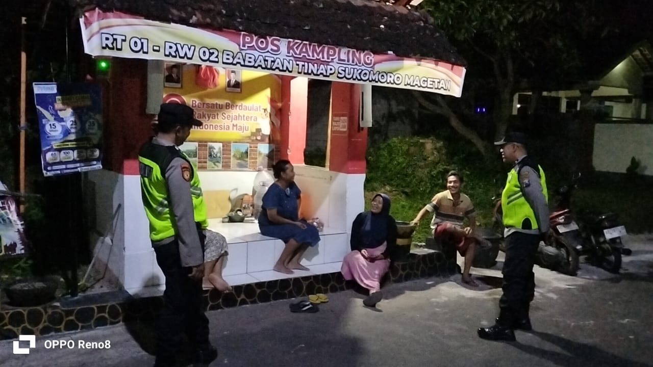 Kegiatan patroli dialogis pada malam hari dengan sasaran pos kamling yang berada di Kelurahan Tinap
