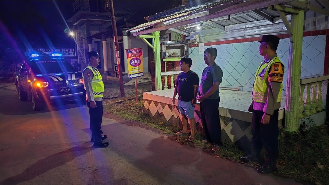 Guna ciptakan situasi kamtibmas tetap kondusif, Polsek Barat Laksanakan Patroli Humanis dan dialogis dengan warga di Pos Kamling Kelurahan Mangge. 