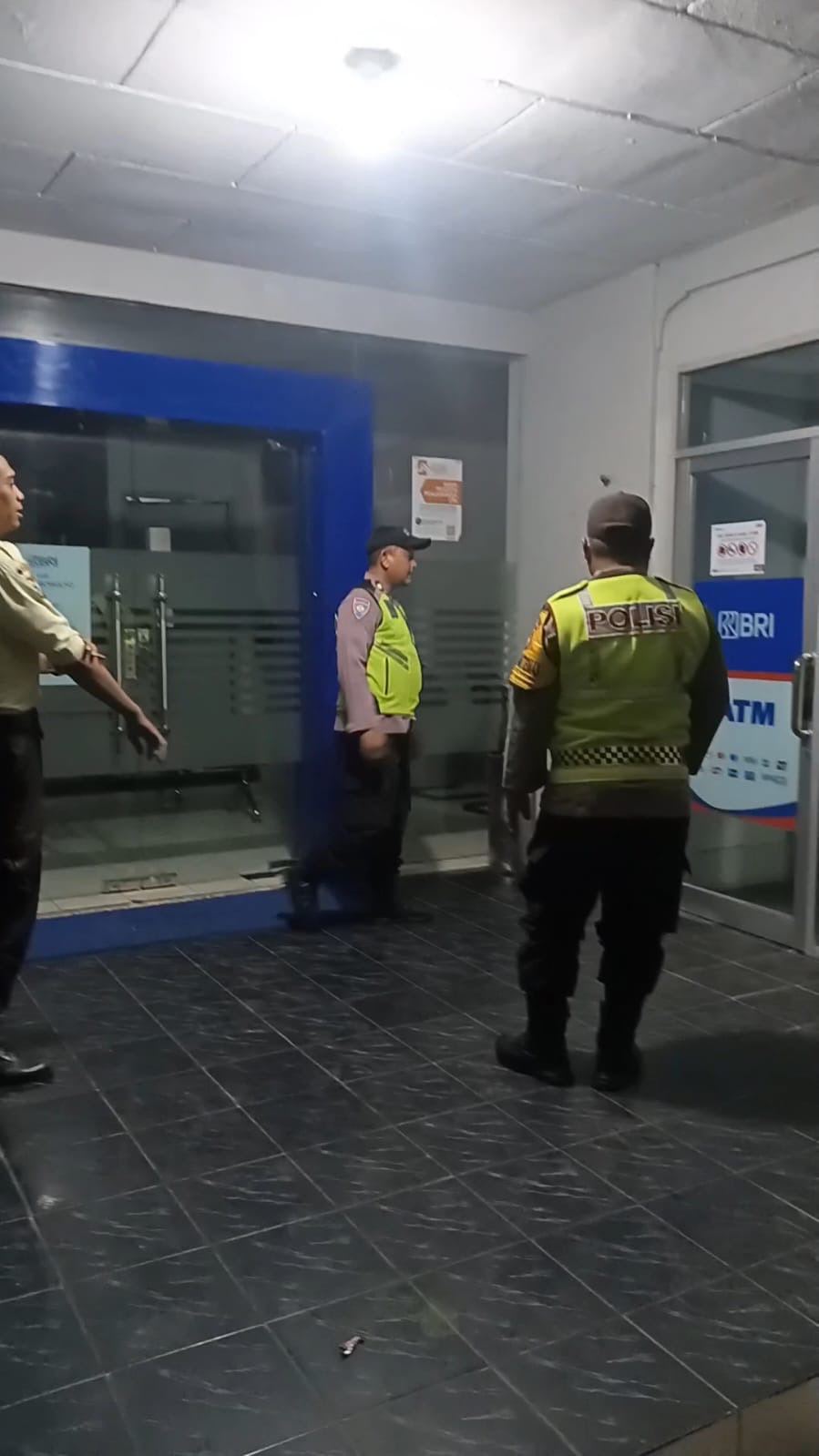 Polsek Nguntoronadi melaksanakan patroli malam hari di objek vital Bank BRI Unit Kenongomulyo