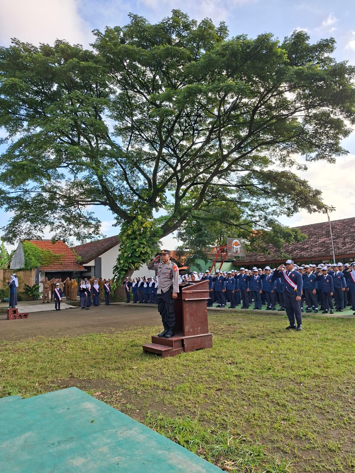 Wakapolsek Kawedanan bertindak sebagai Inspektur Upacara (Irup) di SMPN 1 Kawedanan, sekaligus menanamkan nilai-nilai kebangsaan kepada para pelajar
