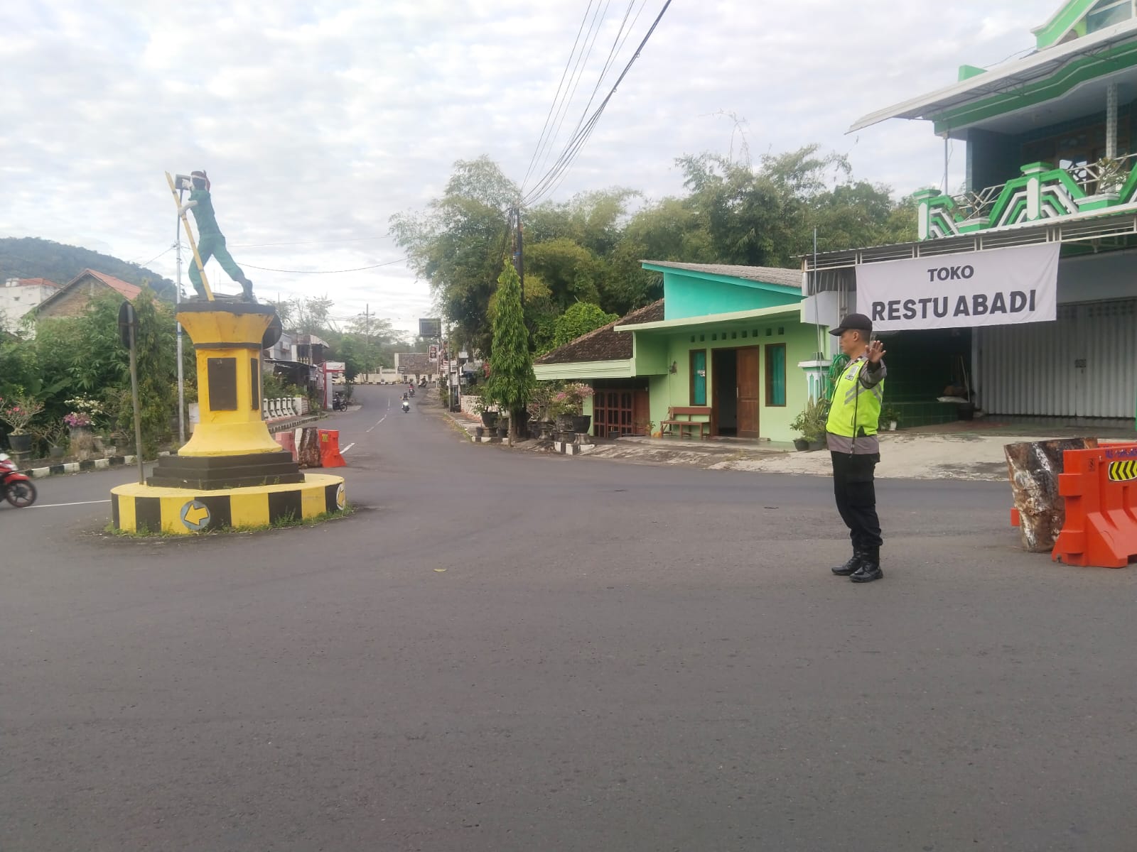 Yanmas Anggota Polsek Parang Polres Magetan Melaksanakan Pengaturan Lalin Pagi