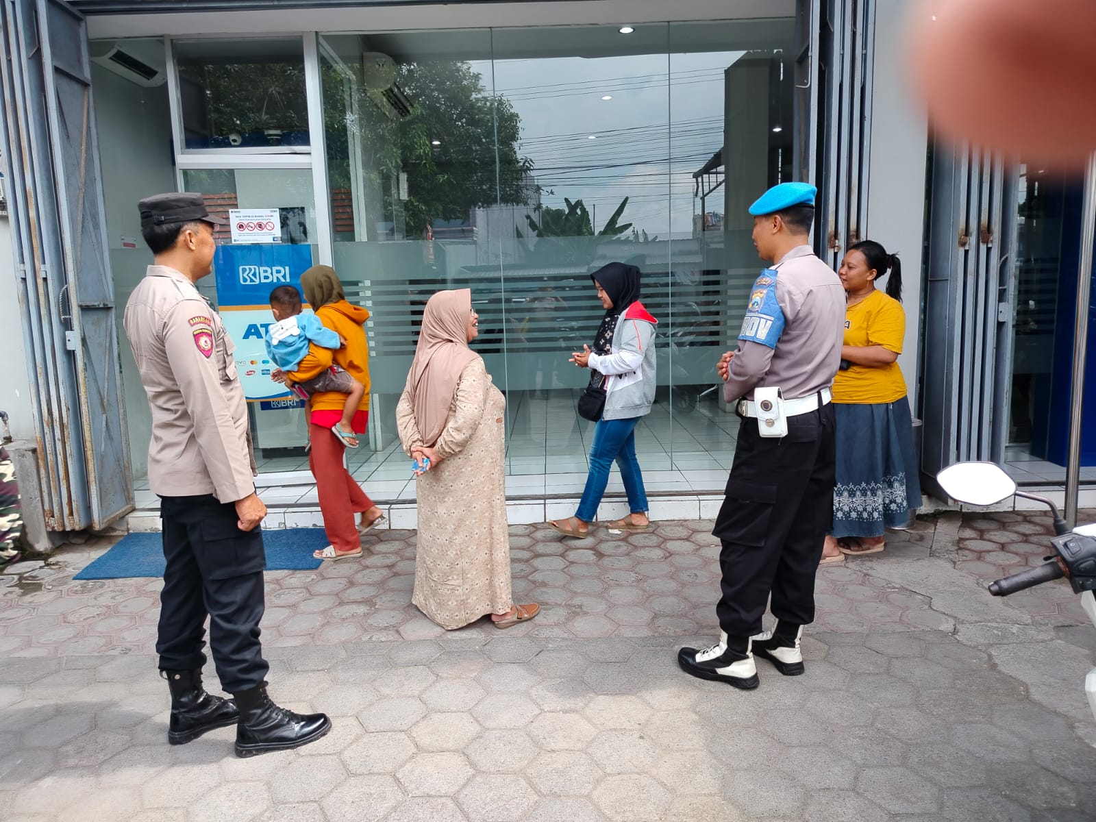 Polsek Kartoharjo Perkuat Patroli Dialogis di BRI Unit Kartoharjo, Imbau Warga Waspada Penipuan Online