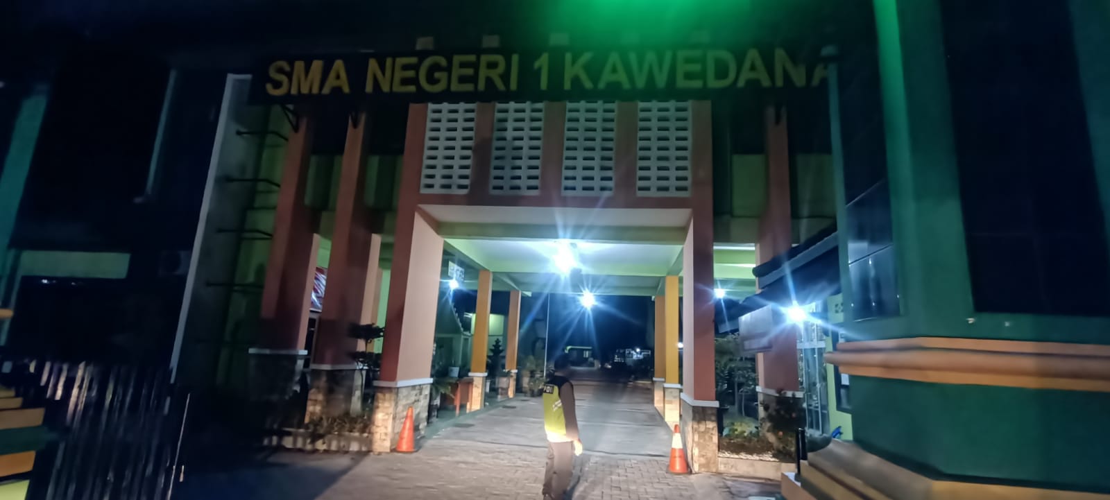 Polsek Kawedanan melaksanakan patroli malam di lingkungan sekolah