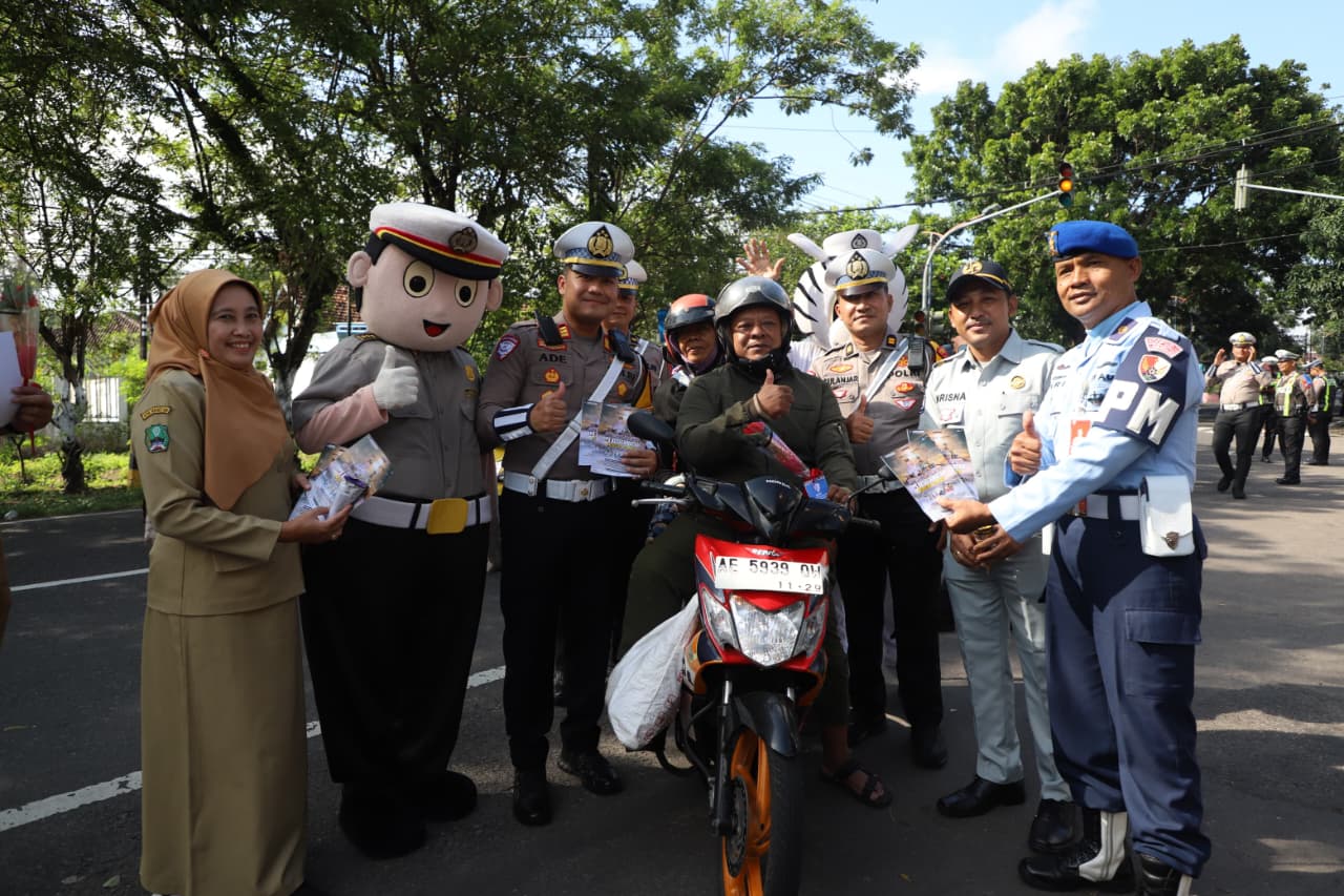 Humanis dan Edukatif, Polisi Magetan Bagi Bunga hingga Es Krim Saat Sosialisasi Ops Keselamatan Semeru 2026