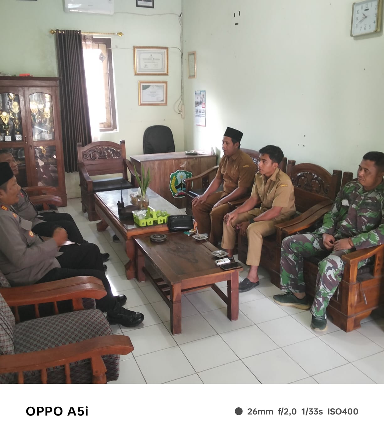 Kapolsek Karas polres Magetan bersama Waka Polsek Karas silaturahmi ke Pak Kades Botok terkait harkamtibmas