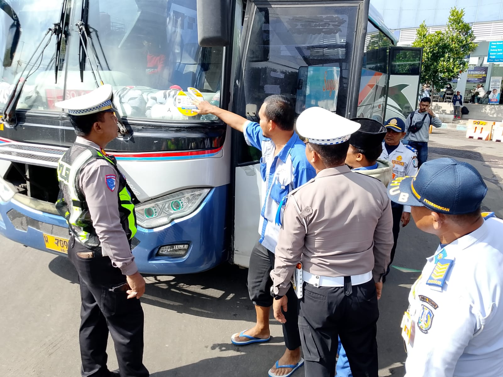 Cegah Laka Lantas, Polres Magetan Gelar Ramp Check Bus dan Tes Urine Pengemudi Di Terminal Maospati