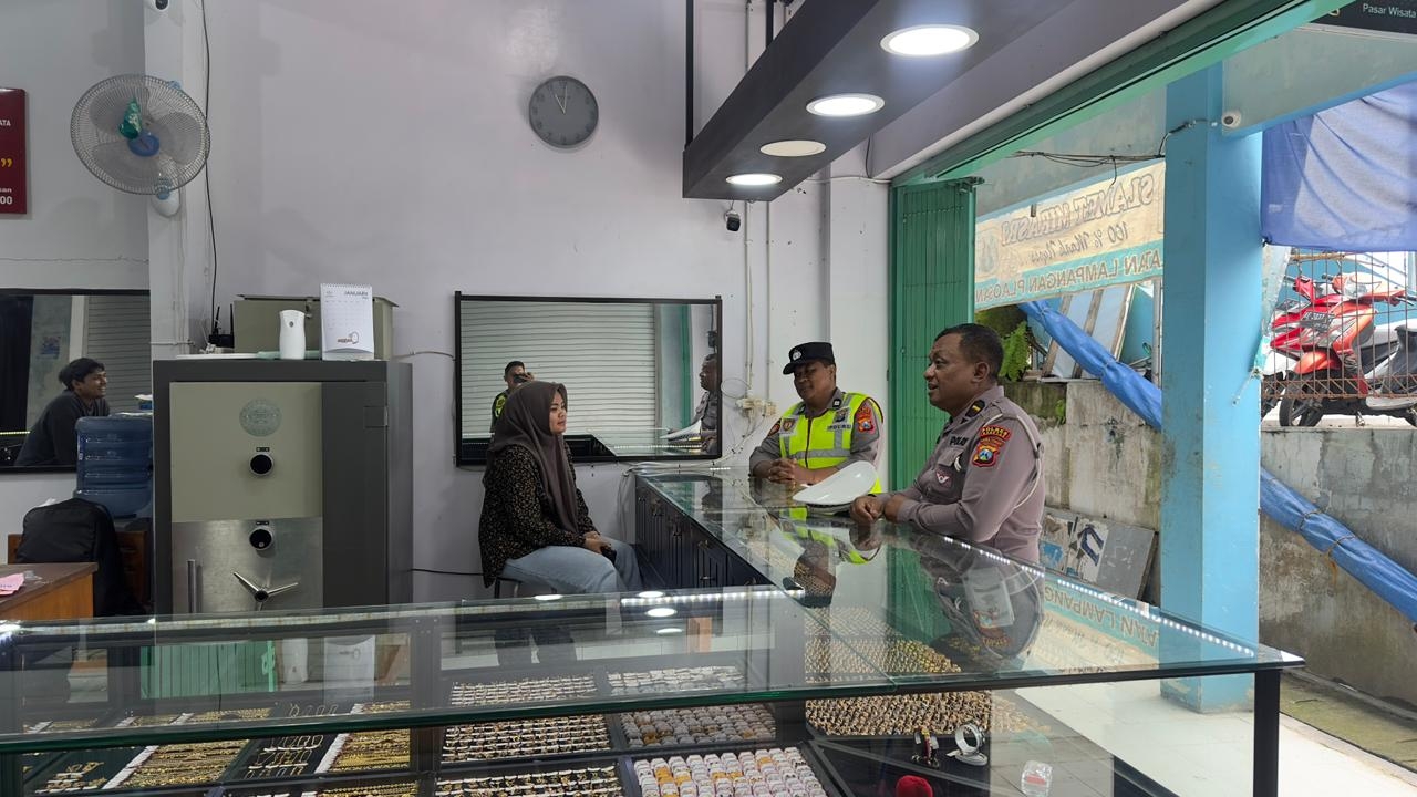 Ciptakan Situasi Kamtibmas yang aman dan Kondusif, Anggota Polsek Plaosan Patroli Dialogis di Toko Emas