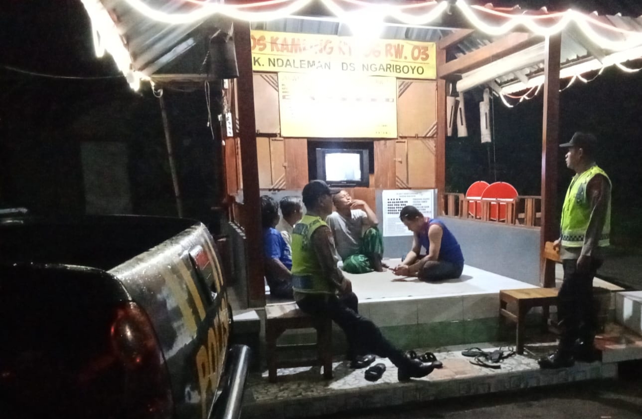 Kanit Binmas Polsek Ngariboyo Laksanakan Pengecekan dan Pembinaan Poskamling di Wilayah Kecamatan Ngariboyo  Narasi: