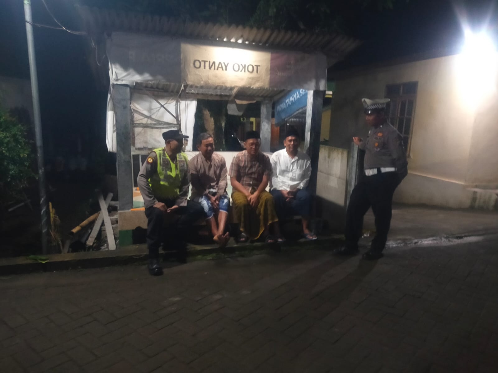 Ciptakan Situasi yang aman dan Kondusif, Anggota Polsek Plaosan Patroli sengan sasaran Pos Kamling