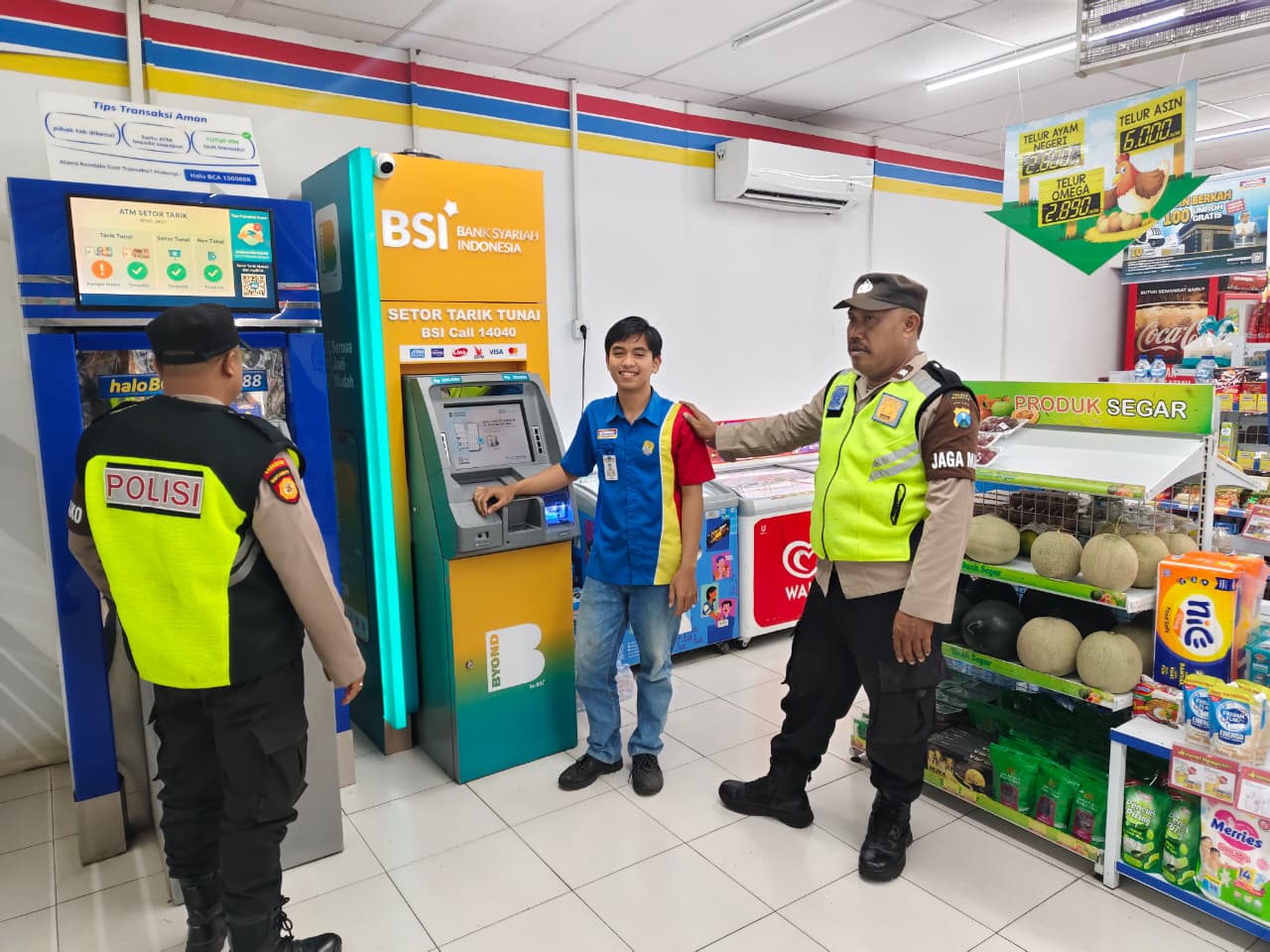 Guna mengantisipasi terjadinya gangguan kamtibmas, personel Polsek Barat melaksanakan patroli rutin di Swalayan Indomaret. 