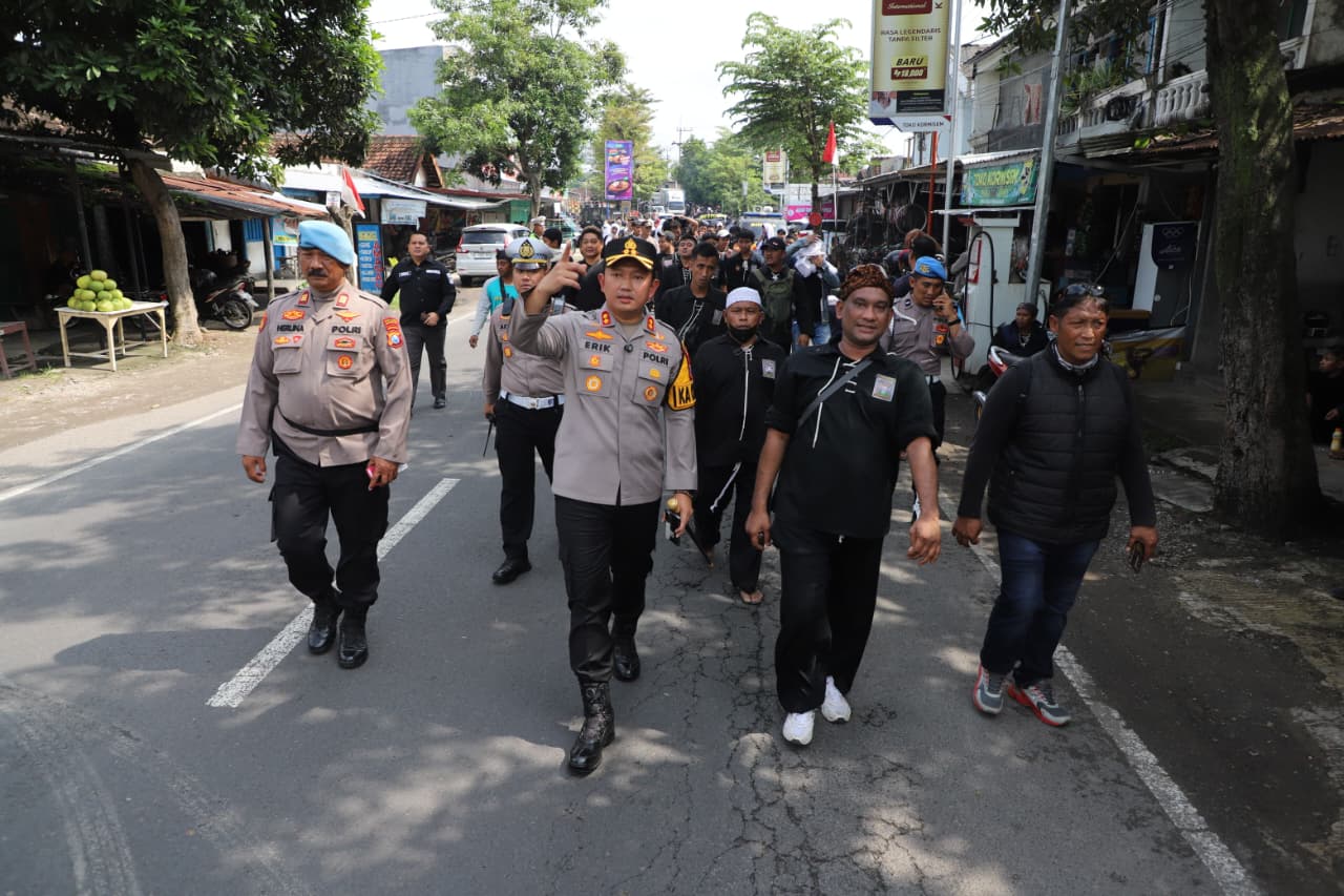 Jaga Kondusifitas Wilayah, Kapolres Magetan Pimpin Langsung Pengamanan Massa di Madigondo Perbatasan Magetan–Madiun