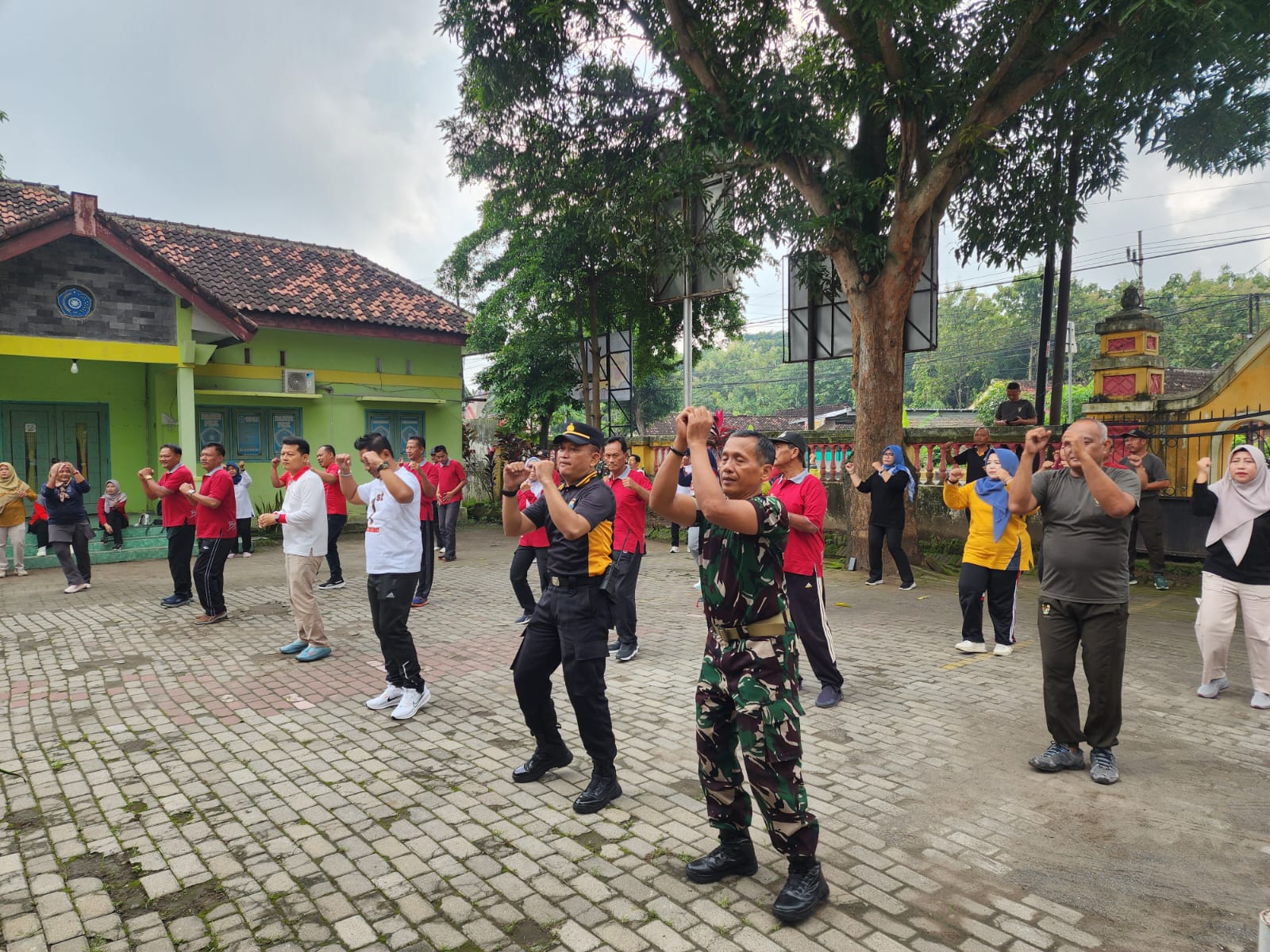 Dalam Rangka meningkatkan kebugaran jasmani serta mempererat sinergitas lintas instansi Kecamatan Sukomoro bersama Polsek Sukomoro dan Koramil Sukomoro melaksanakan kegiatan olahraga Jum’at Sehat