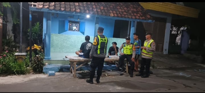 Guna ciptakan situasi kamtibmas tetap kondusif, Polsek Barat Laksanakan Patroli Humanis dan dialogis dengan warga di Pos Kamling.