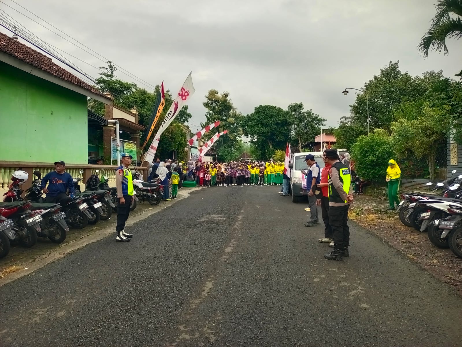 Anggota Polsek Parang Polres Magetan Berikan Pelayanan Masyarakat pada Kegiatan Family Day KB-RA, MIT dan MTsT Nurul Amal Parang