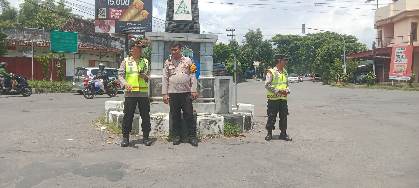 Polsek Kawedanan melaksanakan pengamanan kegiatan UKT SH Terate di wilayah Kecamatan Kawedanan.