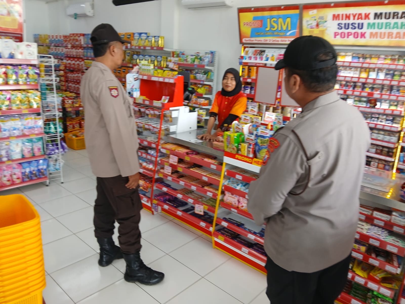 Antisipasi Gangguan Kamtibmas, Polsek Nguntoronadi Patroli di Swalayan Mutiara Mart