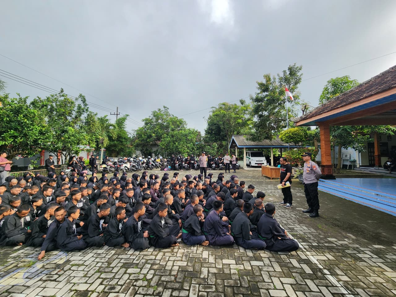 Kapolsek Sukomoro AKP Tri Cahya Budi Hartono, S.H., memimpin langsung pelaksanaan pengamanan kegiatan Ujian Kenaikan Tingkat (UKT) Persaudaraan Setia Hati Terate (PSHT) Ranting Sukomoro