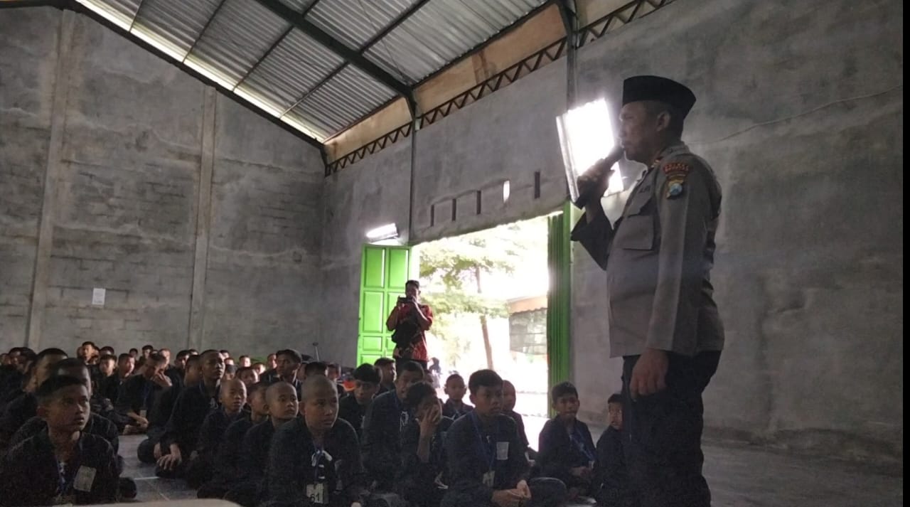 Kapolsek Karas polres Magetan AKP DANANG RW KAPOLSEK KARAS POLRES MAGETAN bersama anggota Polsek Karas melaksanakan pengamanan kegiatan UKT PSHT Ranting Karas kab Magetan sit aman kondusif