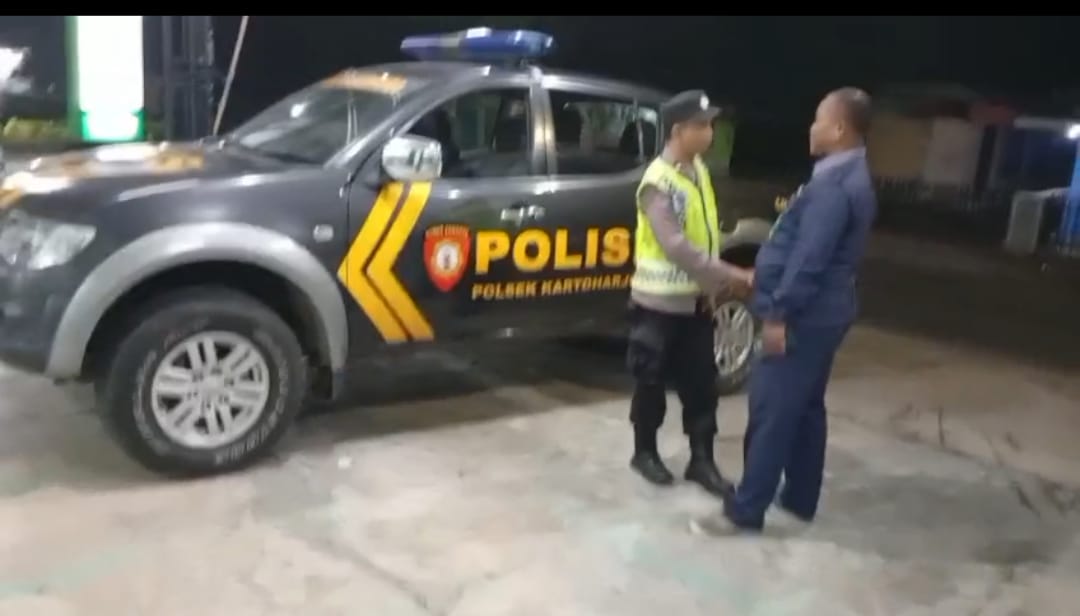 Patroli Dialogis Polsek Kartoharjo di Lahan Hijau Mart, Perkuat Sinergi dengan Satpam Antisipasi Pencurian dan Penipuan