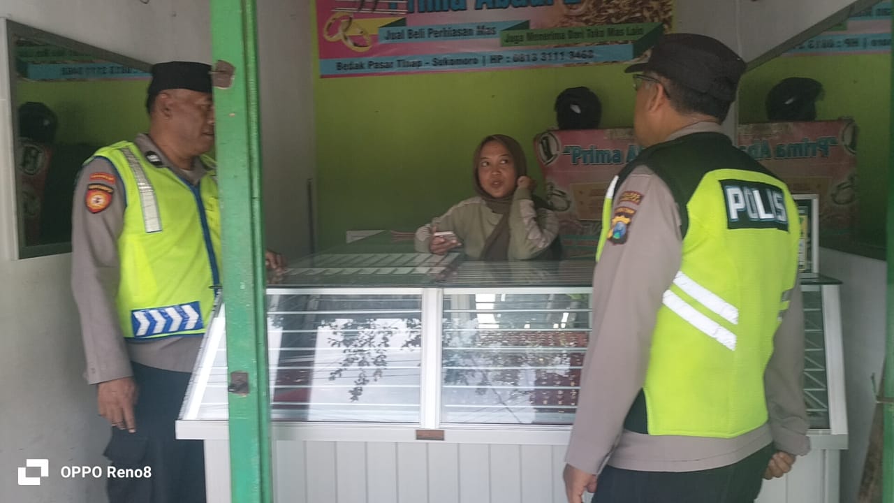 Polsek Sukomoro melaksanakan kegiatan patroli dialogis dengan sasaran Toko Emas Prima Abadi yang berada di kawasan pasar tradisional Kelurahan Tinap