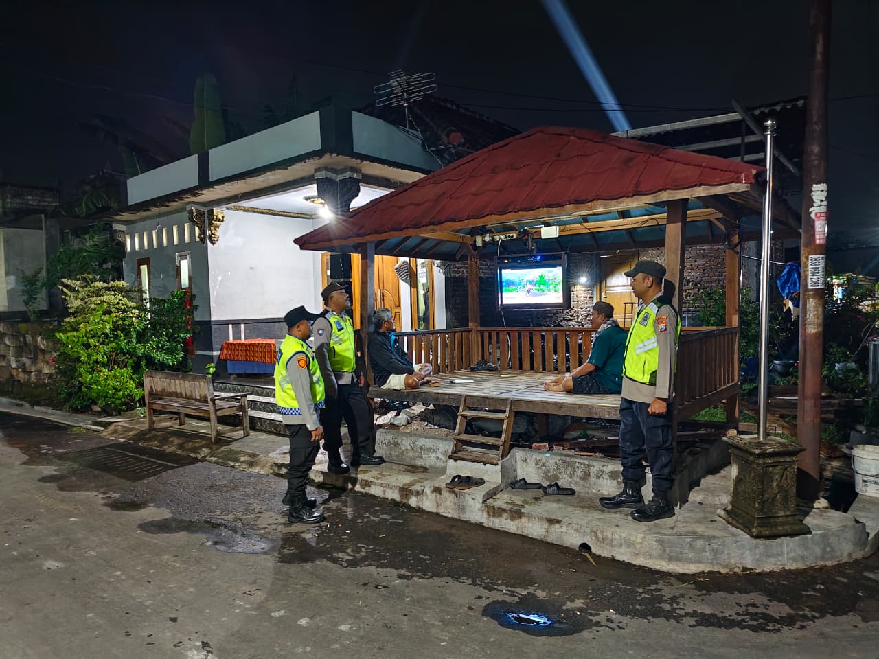 Guna ciptakan situasi kamtibmas tetap kondusif, Polsek Barat Laksanakan Patroli Humanis dan dialogis dengan warga di Pos Kamling Desa Manjung.