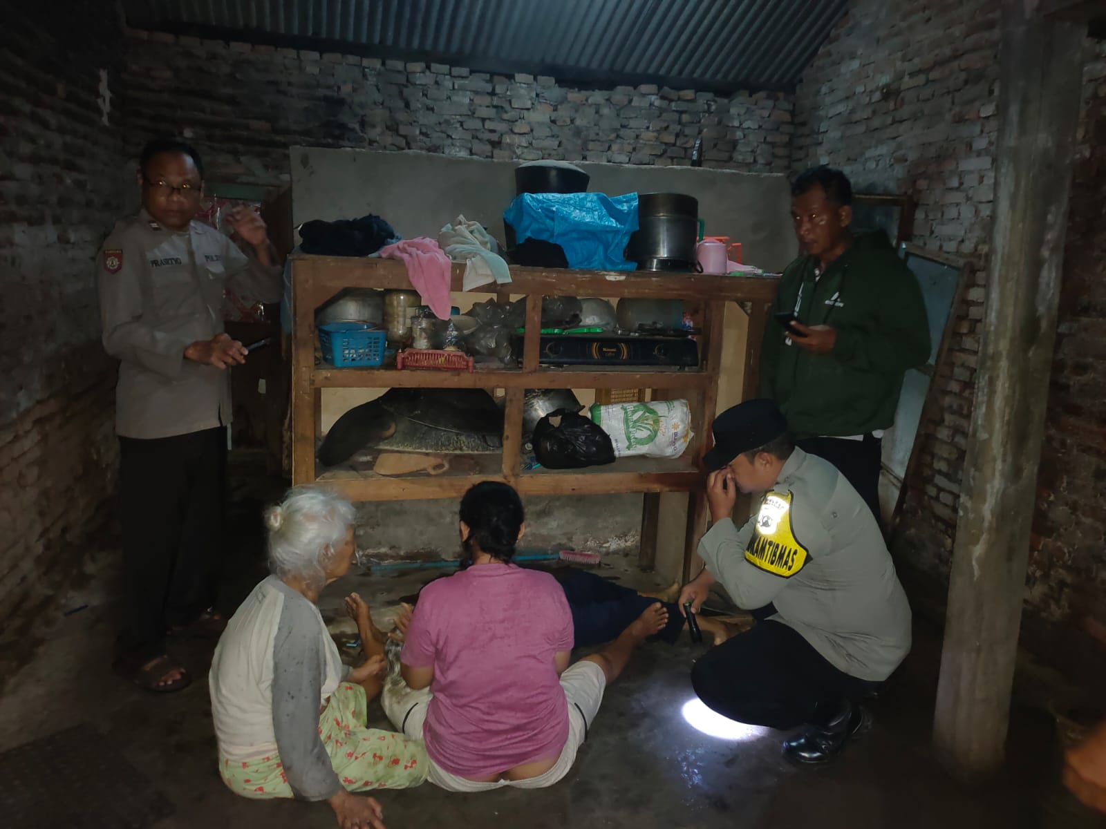 Polsek Maospati Datangi TKP Gantung Diri di Desa Suratmajan