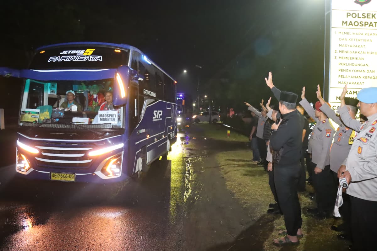 Kapolres Magetan Lepas Rombongan Jamaah NU Magetan Hadiri Mujahadah Kubro 1 Abad Masehi NU di Kota Malang