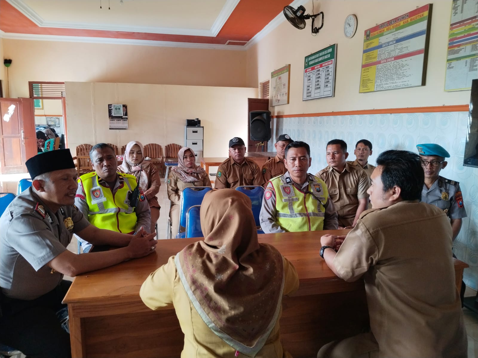 Kapolsek Karas polres Magetan bersama anggota dan Kades Karas koordinasi terkait kunjungan Anggota dewan dari propinsi jatim