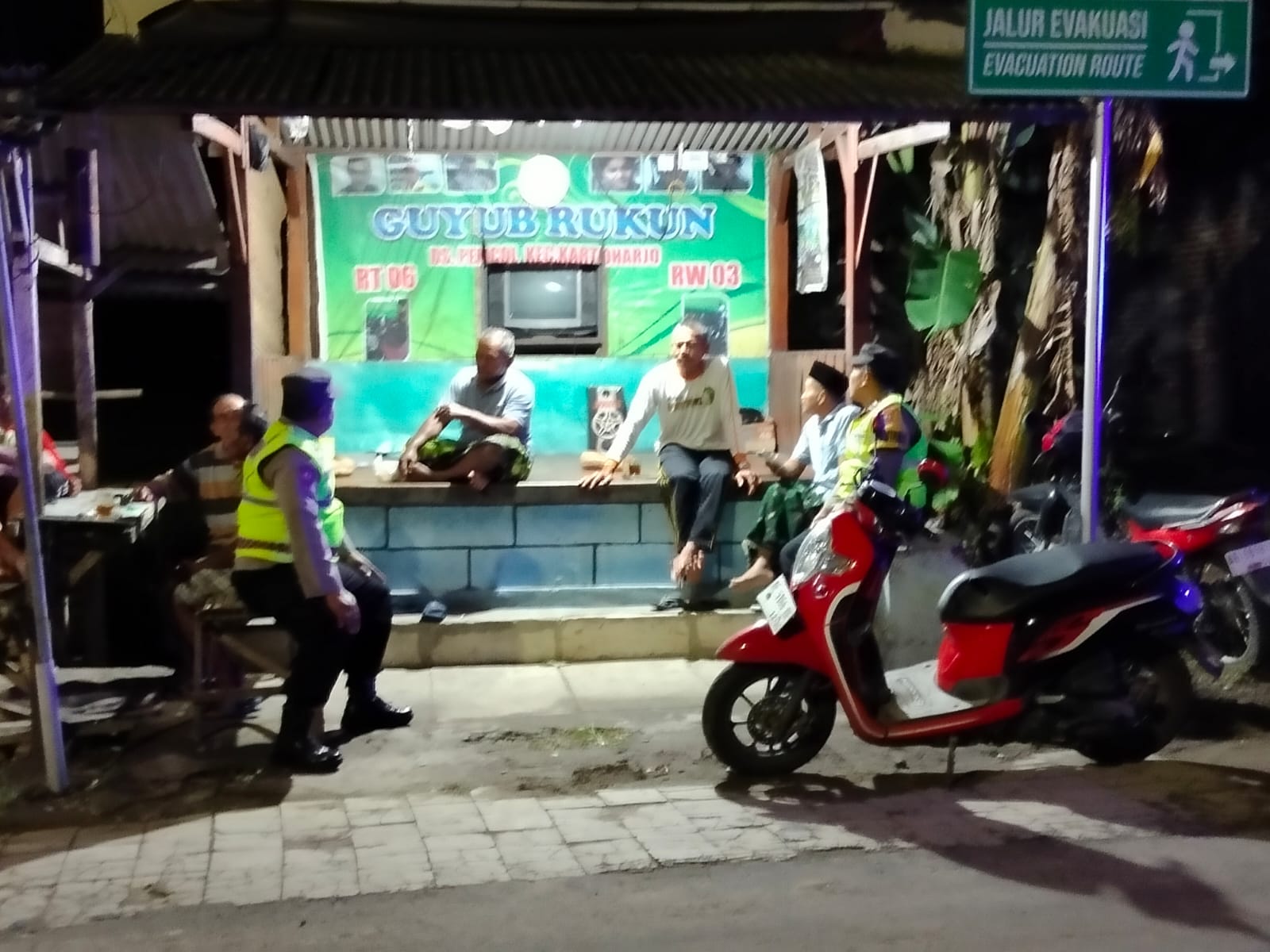Patroli Dialogis di Poskamling Desa Pencol, Polsek Kartoharjo Ajak Warga Perkuat Harkamtibmas