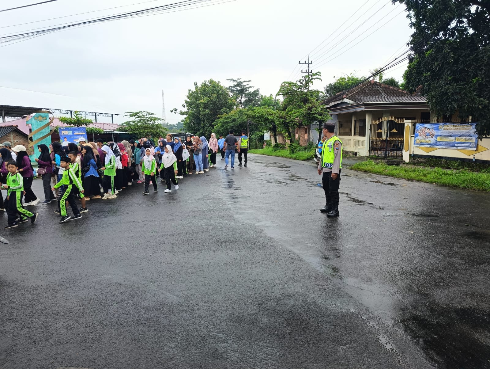 Polsek Panekan Lakukan Pengamanan Kegiatan Jalan Santai MIN 15 Magetan dalam Rangka Milad ke-29