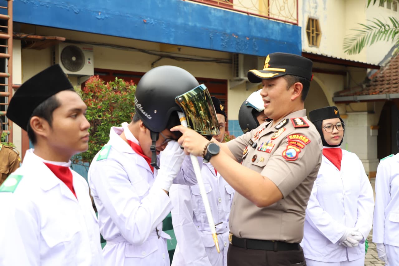Goes to School di SMAN 2 Surabaya, Kapolres Magetan Jadi Irup Sekaligus Wali Murid: Tekankan Prestasi, Tolak Narkoba dan Keselamatan Lalu Lintas