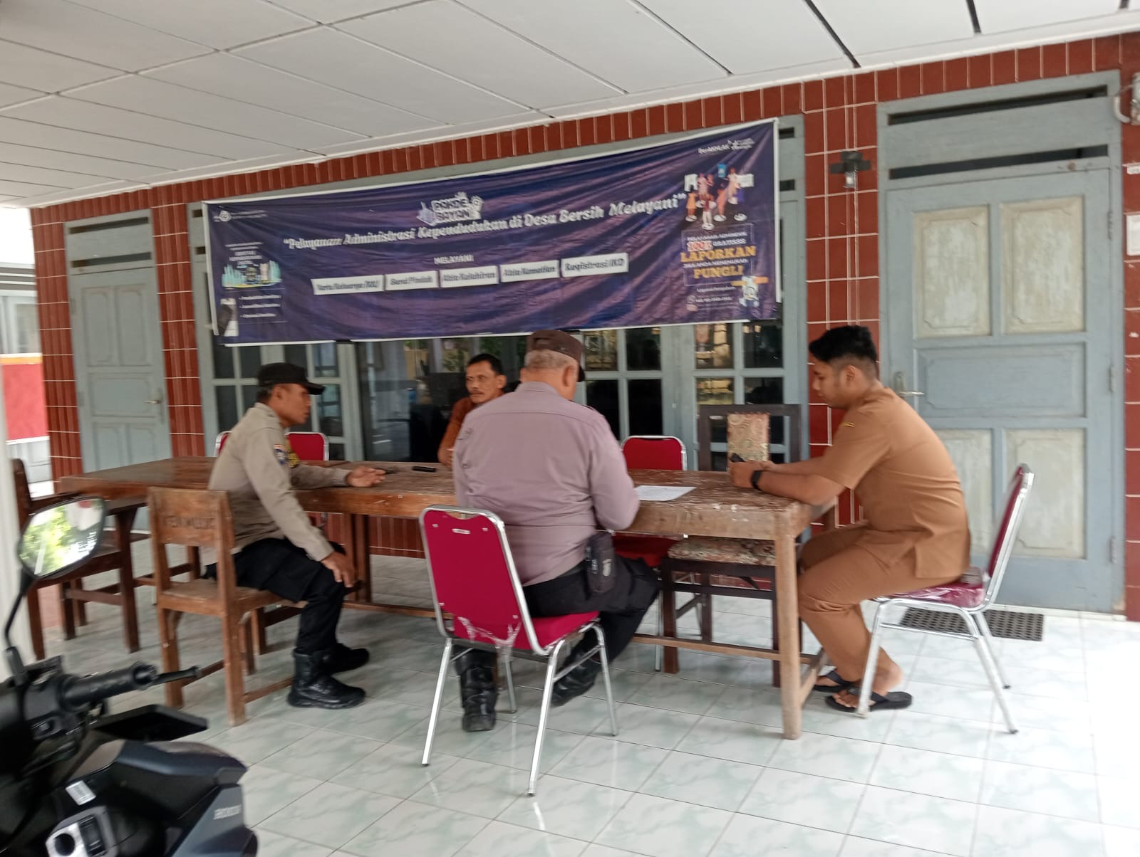 Patroli Siang Hari, Polsek Nguntoronadi Sambangi Desa Kenongomulyo Jaga Kamtibmas Tetap Kondusif