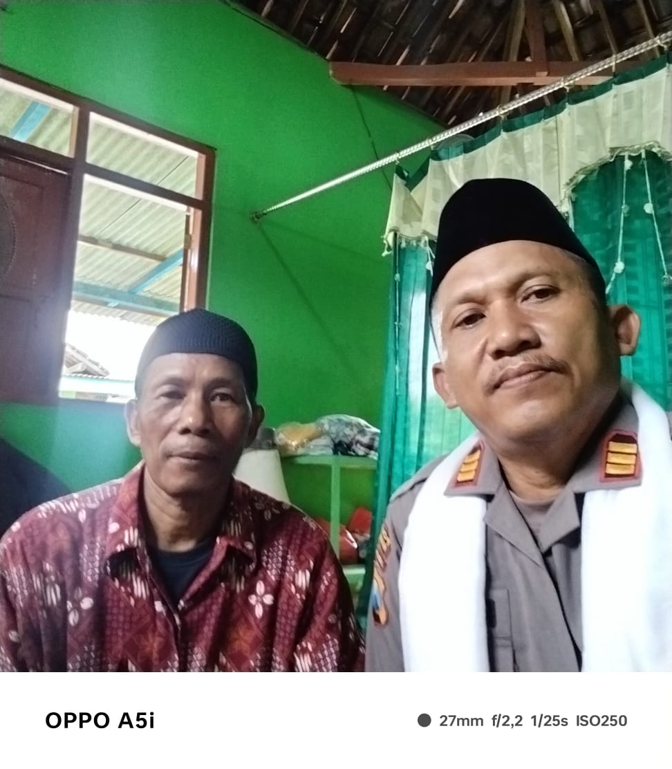 Kapolsek Karas polres Magetan Jatim silaturahmi dengan Kiyai Sutrisno Desa Ginuk kec Karas kab Magetan