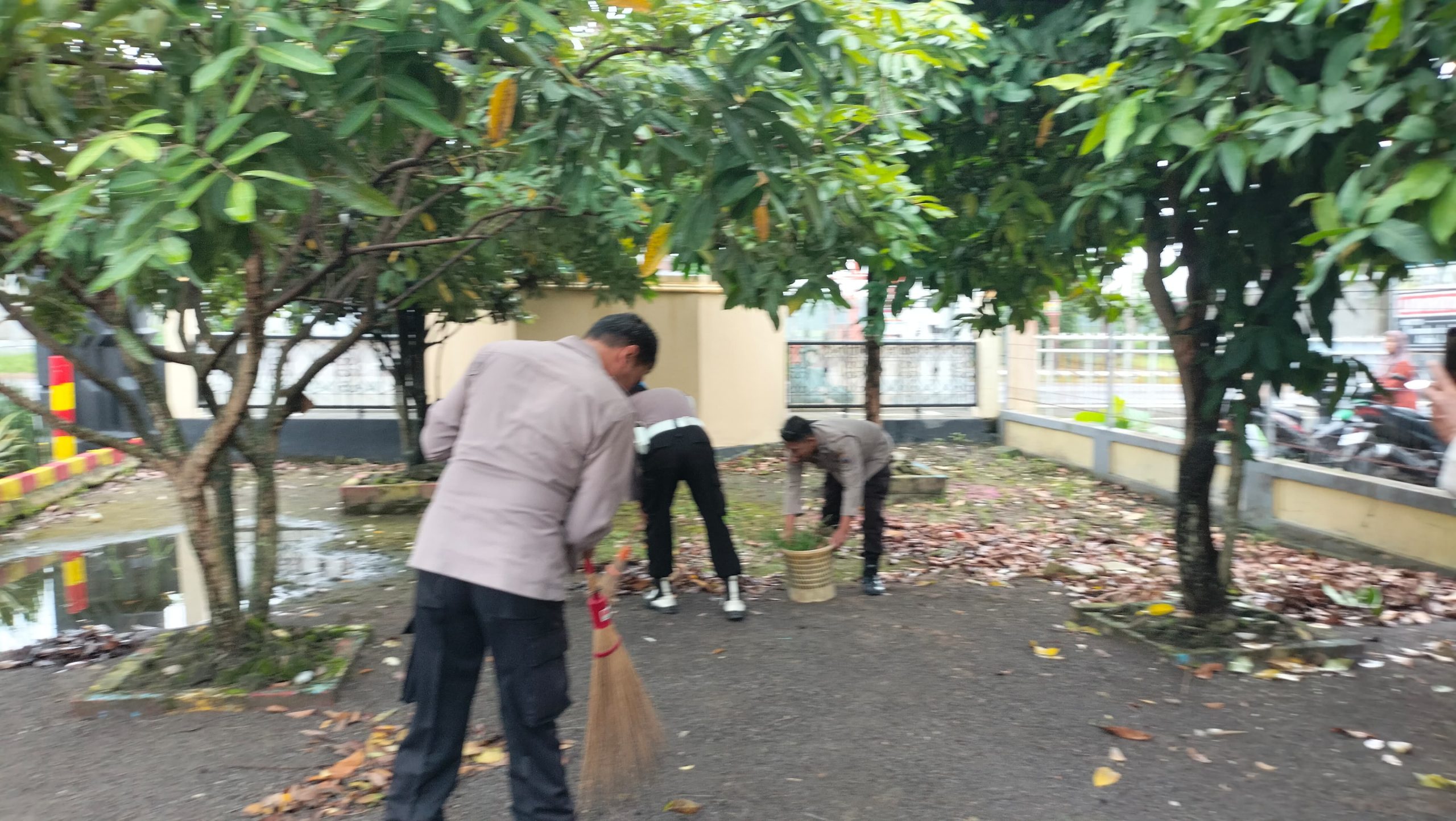Korve Kebersihan Mako Polsek Kartoharjo, Wujudkan Lingkungan Kerja Bersih, Sehat, dan Nyaman