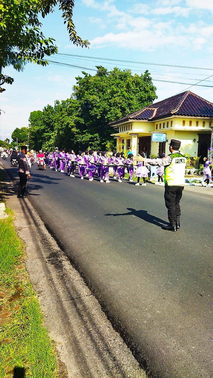 Polsek Nguntoronadi Laksanakan Pengamanan Pawai Ta’aruf Lembaga Pendidikan Kenongomulyo, Kegiatan Berjalan Aman dan Lancar