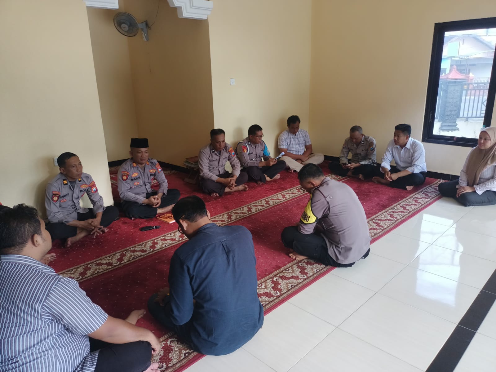 Anggota Polsek Sukomoro Polres Magetan melaksanakan kegiatan Pembinaan Rohani dan Mental (Binrohtal) yang rutin digelar setiap hari Kamis pagi pukul 08.30 WIB setelah pelaksanaan apel pagi