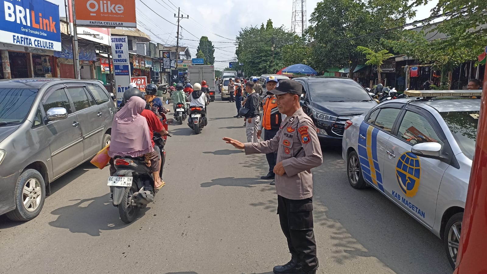 Anggota Polsek Barat melaksanakan pengamanan kunjungan Bupati Magetan bersama Forkopimda dalam rangka inspeksi mendadak (sidak) harga dan ketersediaan bahan pokok menjelang Bulan Suci Ramadhan Tahun 2026 di Pasar Mangge, Kecamatan Barat, Kamis