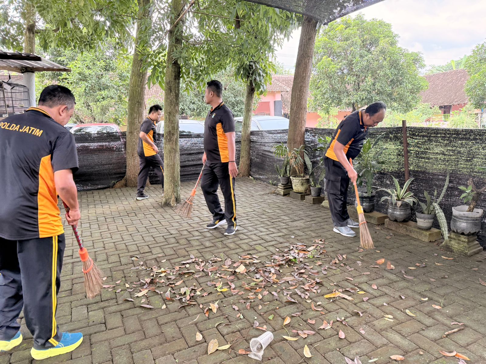 Kapolsek Maospati bersama anggota Kurve membersihkan Mako