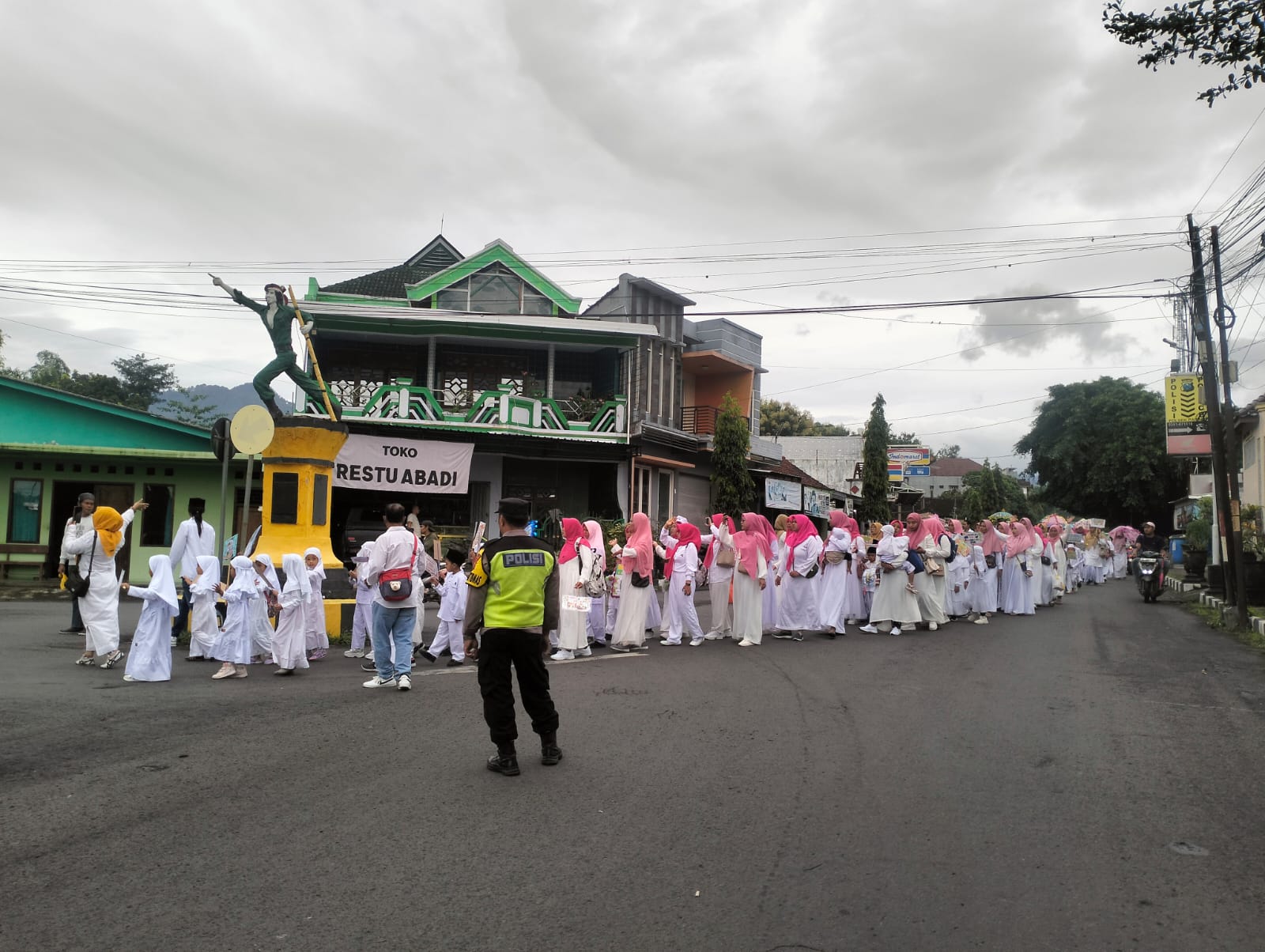 Pelayanan Masyarakat Polsek Parang Polres Magetan pada Kegiatan Jalan Sehat dan Pawai Sambut Ramadhan 2026