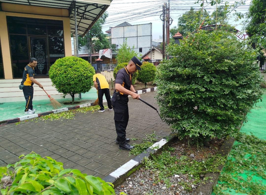 Dalam rangka menindaklanjuti arahan Bapak Presiden Republik Indonesia terkait gerakan nasional Indonesia ASRI (Aman, Sehat, Resik dan Indah), Polsek Sukomoro Polres Magetan melaksanakan kegiatan Jum’at Bersih dengan melakukan kurve atau kerja bakti di depan halaman Mapolsek Sukomoro