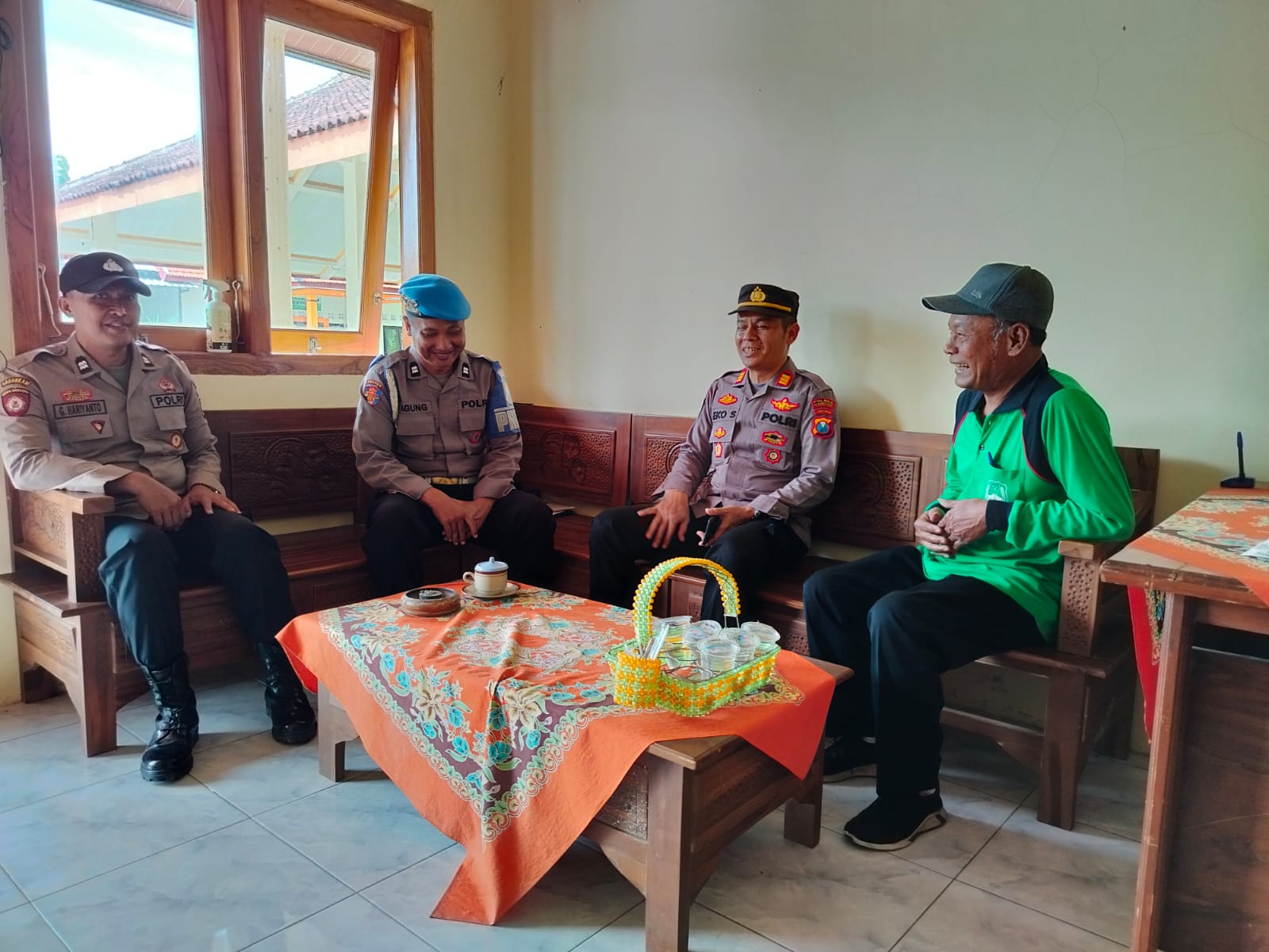 Kapolsek Kartoharjo Silaturahmi Kamtibmas dengan Kades Bayemtaman, Ajak Perangkat Desa dan Warga Jaga Kondusifitas Jelang Ramadhan